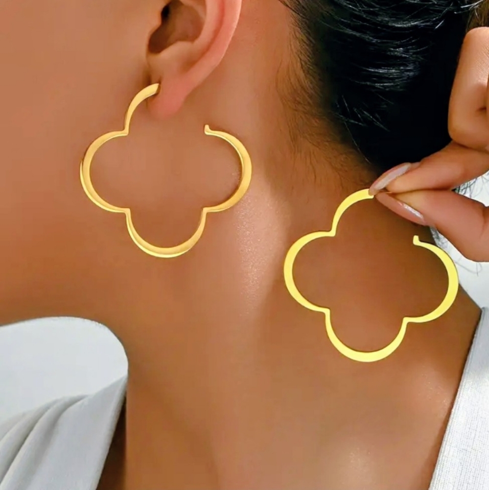 Elegant Gold Clover Hoop Earrings designer style